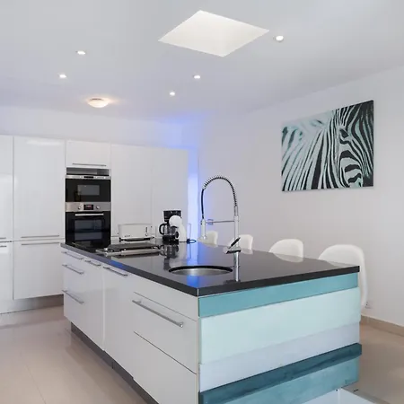 Lunamoon, Вилла